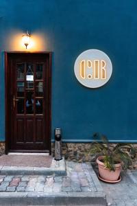 ein blaues Gebäude mit einer Tür und einem Schild darauf in der Unterkunft Casa Rosu in Cluj-Napoca