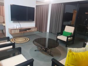 Μια τηλεόραση ή/και κέντρο ψυχαγωγίας στο Villas Rocher - Villa 3