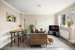 sala de estar con sofá y mesa en Reading City Centre - Free Parking - Business Stays - Relocators, en Reading