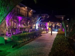 ein Resort in der Nacht mit lila Lichtern in der Unterkunft Villas Rocher - Villa 3 in Grand Baie