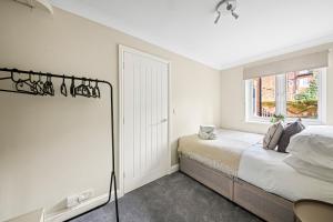 Säng eller sängar i ett rum på Reading City Centre - Free Parking - Business Stays - Relocators