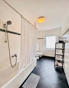 La salle de bains est pourvue d'une douche et de toilettes. dans l'établissement Central City West, à Berlin