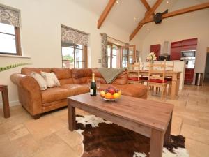 sala de estar con sofá y mesa con un bol de fruta en 2 Bed in South Molton 62654, en Filleigh