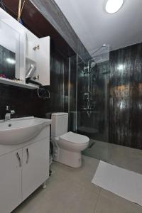 La salle de bains est pourvue de toilettes, d'un lavabo et d'une douche. dans l'établissement TRAKHEİA OTEL, à Marmaris