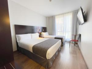 Postel nebo postele na pokoji v ubytování SM Hotel Sant Antoni + 37 fotografií