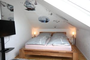 ein Schlafzimmer mit einem Bett in einem Zimmer mit einer Treppe in der Unterkunft Ostfreesenhuus Vier Pfoten in Marienhafe