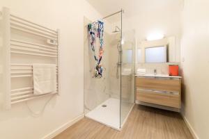 een badkamer met een glazen douche en een wastafel bij Coeur urbain - centre historique in Montpellier