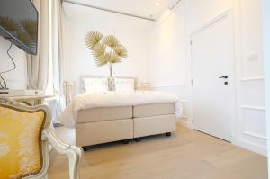 Un dormitorio con una cama con una palmera. en Room Jade - La Maison de la duchesse de la Valliere - Parking privé en Mons