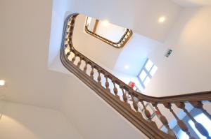 モンスにあるRoom Jade - La Maison de la duchesse de la Valliere - Parking privéの茶色と白の手すりの階段