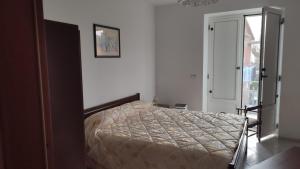 1 dormitorio con 1 cama en una habitación con ventana en Da Totonno, en Montefalcione