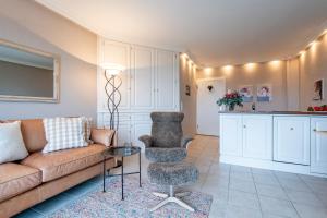 a living room with a couch and a table at Ferienwohnung Feskerdam in Morsum