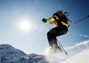 um esquiador está no ar na neve em Val Taleggio nel verde x8 persone con camino e Wifi em Olda