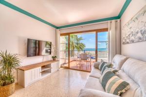 TV a/nebo společenská místnost v ubytování Ideal Property Mallorca - Blue Bay