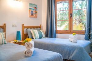 Postel nebo postele na pokoji v ubytování Ideal Property Mallorca - Blue Bay + 21 fotografií