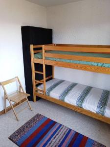 מיטה או מיטות קומותיים בחדר ב-Au pied des pistes *Mont Blanc *Parking *Famille