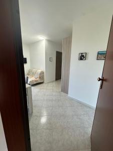 einen Flur mit einem Zimmer mit einem Bett darin in der Unterkunft Antonio's Home in Bari
