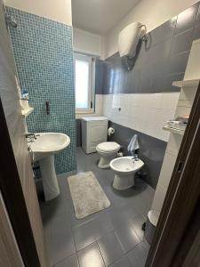 een badkamer met een toilet, een wastafel en een toilet bij Antonio's Home in Bari