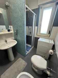 een badkamer met een toilet, een wastafel en een douche bij Antonio's Home in Bari