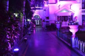 una casa está iluminada con luces púrpuras en Kunjpur Guest House en Allahābād