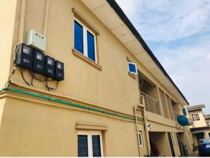 un edificio bronceado con un balcón en el lateral. en The EDEN en Lagos