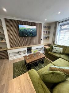uma sala de estar com um sofá e uma mesa em KILEX House Bedlinog - Rock Summit Climbing, Bike Park Wales, Zip World Tower, Brecon Beacons, Eisteddfod, Contractors em Bedlinog