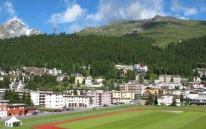 - Vistas a una ciudad con montaña en Ova Cotschna 705, en St. Moritz