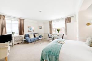 1 dormitorio con 1 cama y sala de estar en Nell Gwynn Chelsea Accommodation, en Londres