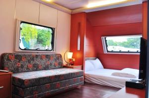 Katil atau katil-katil dalam bilik di Kenting Houbihu Camping Car B&B