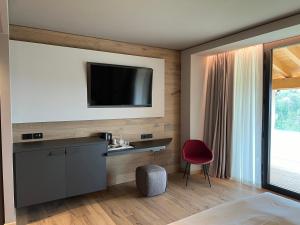 a bedroom with a desk and a television on a wall at Agriturismo Vedova in Valdobbiadene