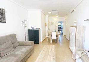 ein Wohnzimmer mit Couch und Tisch in der Unterkunft CostaBlancaDreams Spanish Dream in Calpe in Calpe