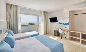 ein Hotelzimmer mit einem Bett und einem Fenster in der Unterkunft URH Excelsior in Lloret de Mar