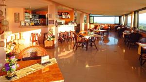 ein Restaurant mit Tischen und Stühlen in einem Zimmer in der Unterkunft Bohol Vantage Resort in Panglao