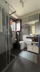 ナポリにあるLa Casa di Royのバスルーム(シャワー、トイレ、シンク付)