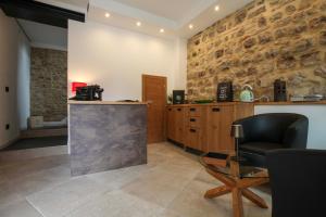 a salon with a counter and a chair in a room at La Giuggiola in Arquà Petrarca