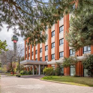 un gran edificio de ladrillo rojo con una torre de reloj en Exe Pozuelo, en Pozuelo de Alarcón