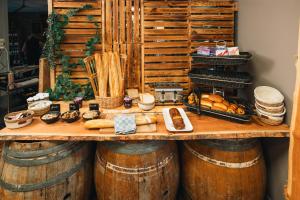uma mesa com pão e bolos em cima de barris de vinho em Hotel Aquatel em Dinant