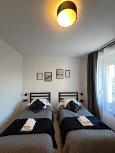 - 2 lits jumeaux dans une chambre avec fenêtre dans l'établissement Luxe et Détente Près du Luxembourg, 