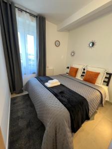 - une chambre avec 2 lits et une grande fenêtre dans l'établissement Luxe et Détente Près du Luxembourg, 