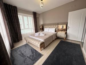 um quarto com uma cama e uma grande janela em Viyana Premium Pansiyon em Kütahya