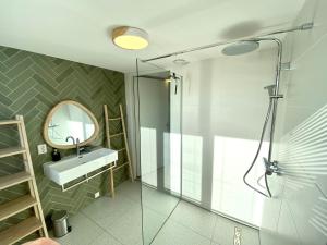 La salle de bains est pourvue d'une douche, d'un lavabo et d'un miroir. dans l'établissement Villa De Wielen 72 - Sint Maarten, à Sint Maarten