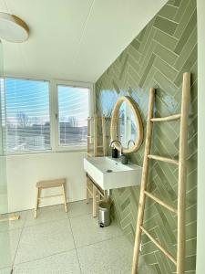 La salle de bains est pourvue d'un lavabo et d'un miroir. dans l'établissement Villa De Wielen 72 - Sint Maarten, à Sint Maarten