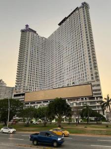 ein großes Gebäude mit davor geparkt in der Unterkunft Luxury living and Pacific Views in Panama-Stadt