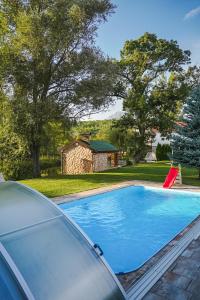 - une piscine en face d'une maison dans l'établissement Villa Leko Dream House, à Cetina