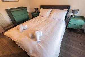 um quarto com uma cama com toalhas em GuestReady - Riverside Flat em Inverness