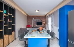 Un comedor con una mesa y sillas azules. en Araucaria Apartments, en Tsilivi 46 fotos más