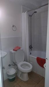 Un baño con inodoro, bañera y lavabo. en Cómodo Departamento, en Los Ángeles