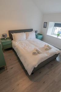 um quarto com uma cama com duas toalhas em GuestReady - Riverside Flat em Inverness