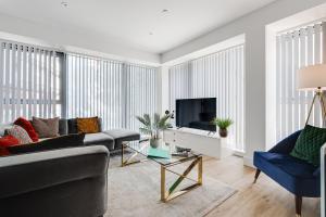 a living room with a couch and a tv at GuestReady - Modern stay near World Museum in Liverpool