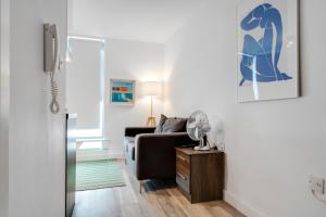 sala de estar con sofá y mesa en GuestReady - Quaint Liverpool Gem en Liverpool