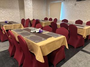 シャムシャバードにあるHOTEL SM DECCAN PARKの赤い椅子が並ぶテーブル
